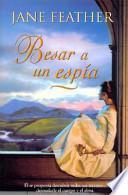 Besar a un espía