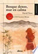 Bosque denso, mar en calma