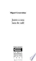 Junto a una taza de café