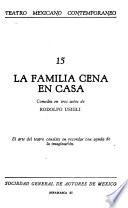 La familia cena en casa