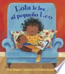 Lola le lee al pequeno Leo