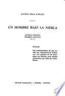 Un hombre bajo la niebla