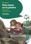 Una mano en la piedra