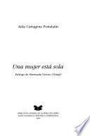 Una mujer está sola